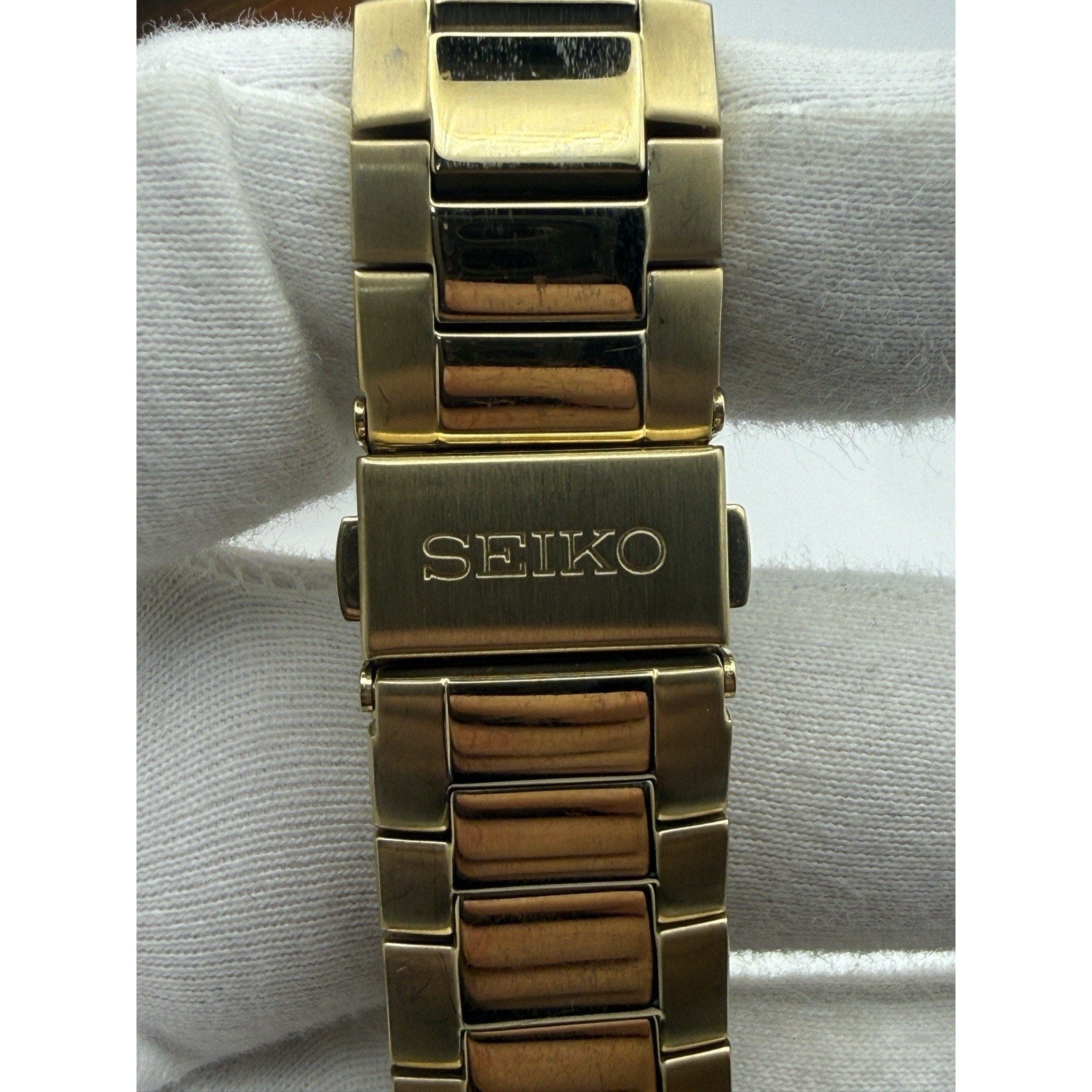 Seiko 7N42-0GE0 Gold Tone Quartz Watch Silver Sunburst Dial 100M Cabochon Crown
